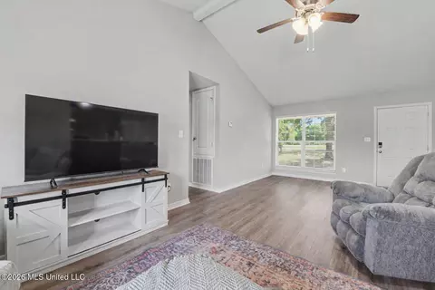 Entry Way - 8137 Ms-613, Lucedale, MS 39452 photo 3 of 4