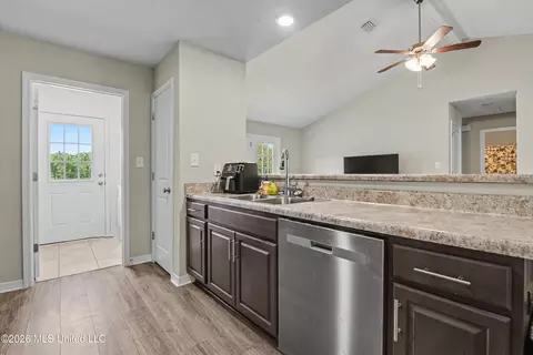 Entry Way - 8137 Ms-613, Lucedale, MS 39452 photo 4 of 4