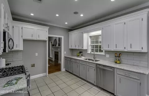 Kitchen - 220 Tudor Cir, Brandon, MS 39042 photo 4 of 9