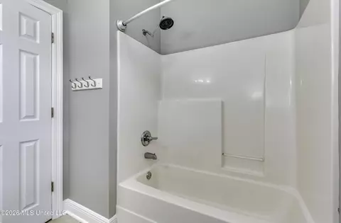 Bath - 220 Tudor Cir, Brandon, MS 39042 photo 6 of 7