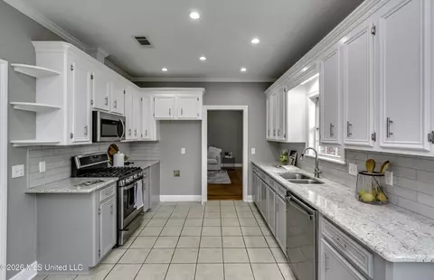 Kitchen - 220 Tudor Cir, Brandon, MS 39042 photo 3 of 9