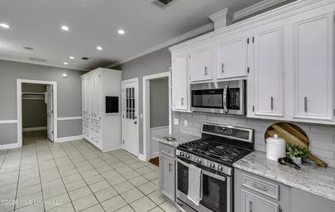 Kitchen - 220 Tudor Cir, Brandon, MS 39042 photo 9 of 9