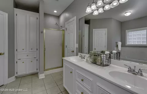 Bath - 220 Tudor Cir, Brandon, MS 39042 photo 2 of 7