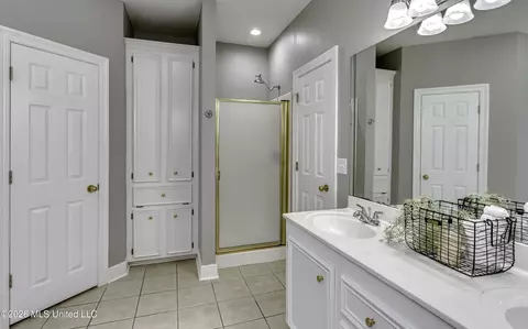 Bath - 220 Tudor Cir, Brandon, MS 39042 photo 1 of 7