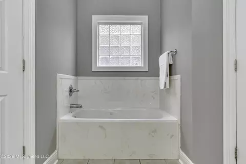 Bath - 220 Tudor Cir, Brandon, MS 39042 photo 5 of 7