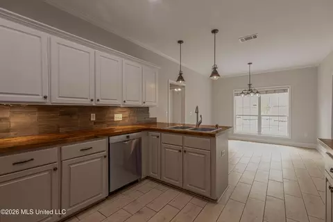 Kitchen - 148 Devlin Springs Dr, Madison, MS 39110 photo 3 of 4