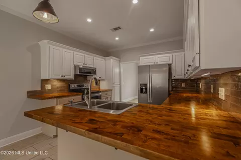 Kitchen - 148 Devlin Springs Dr, Madison, MS 39110 photo 2 of 4
