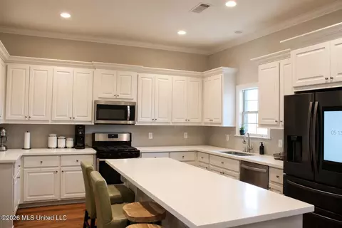 Kitchen - 512 Carpenter Cv, Madison, MS 39110 photo 2 of 3