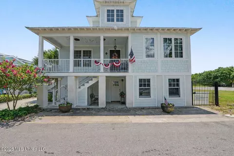 110 State St, Bay Saint Louis, MS 39520