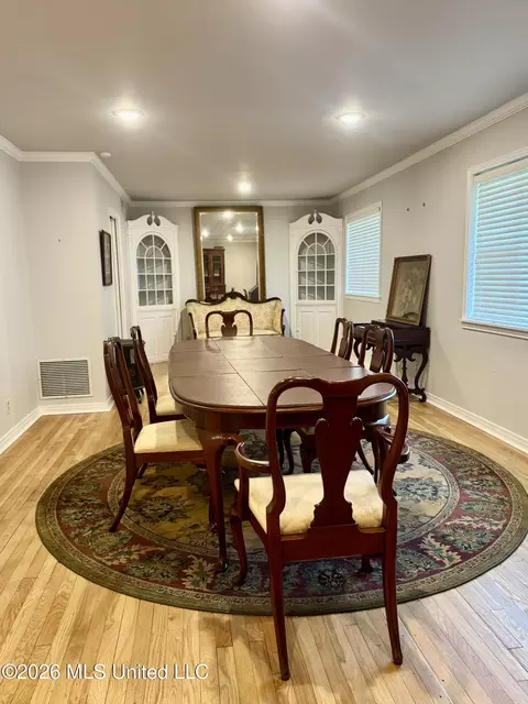 Dining - 30 Oakhurst Dr, Natchez, MS 39120 photo 2 of 5
