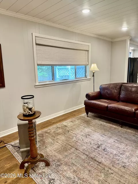 Living - 30 Oakhurst Dr, Natchez, MS 39120 photo 1 of 1