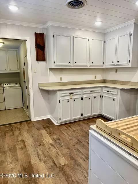 Kitchen - 30 Oakhurst Dr, Natchez, MS 39120 photo 10 of 16