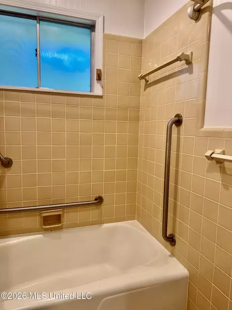 Bath - 30 Oakhurst Dr, Natchez, MS 39120 photo 2 of 5