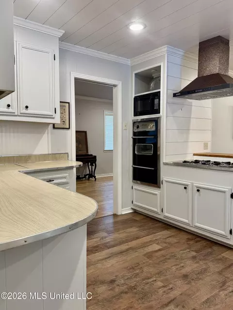 Kitchen - 30 Oakhurst Dr, Natchez, MS 39120 photo 1 of 16
