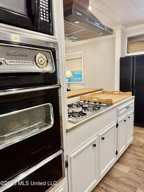 Kitchen - 30 Oakhurst Dr, Natchez, MS 39120 photo 5 of 16