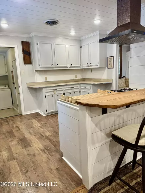 Kitchen - 30 Oakhurst Dr, Natchez, MS 39120 photo 12 of 16