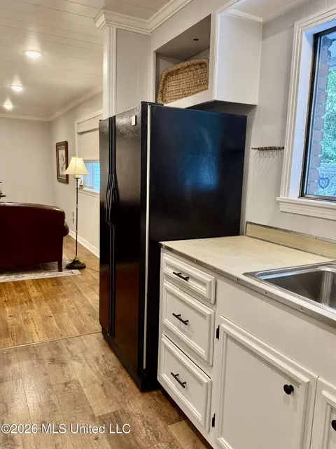 Kitchen - 30 Oakhurst Dr, Natchez, MS 39120 photo 3 of 16