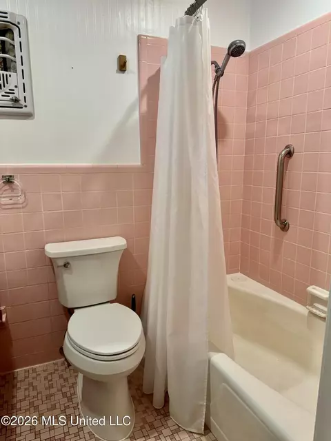 Bath - 30 Oakhurst Dr, Natchez, MS 39120 photo 5 of 5