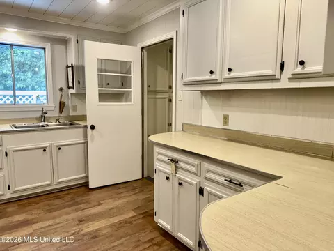 Kitchen - 30 Oakhurst Dr, Natchez, MS 39120 photo 7 of 16