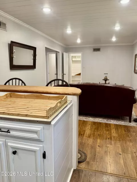 Kitchen - 30 Oakhurst Dr, Natchez, MS 39120 photo 14 of 16