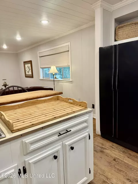 Kitchen - 30 Oakhurst Dr, Natchez, MS 39120 photo 15 of 16