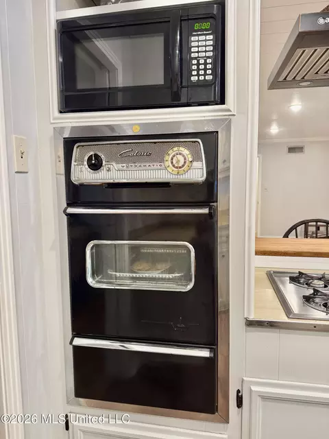 Kitchen - 30 Oakhurst Dr, Natchez, MS 39120 photo 4 of 16