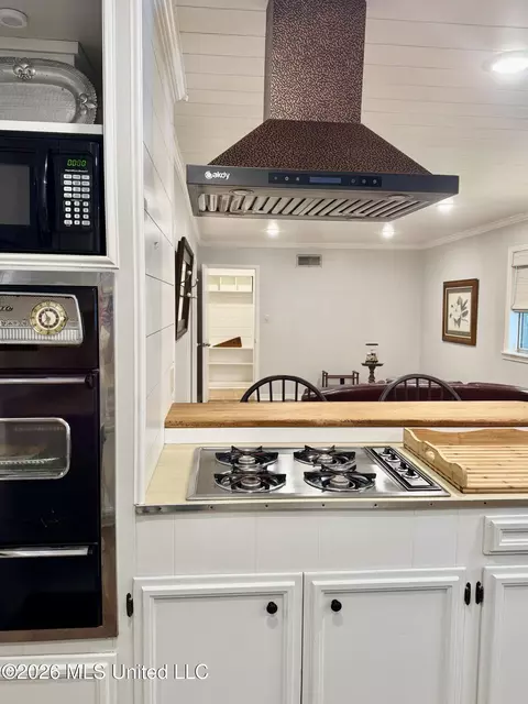 Kitchen - 30 Oakhurst Dr, Natchez, MS 39120 photo 8 of 16