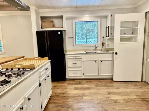Kitchen - 30 Oakhurst Dr, Natchez, MS 39120 photo 6 of 16