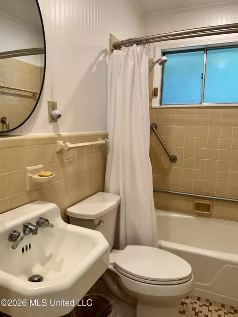 Bath - 30 Oakhurst Dr, Natchez, MS 39120 photo 1 of 5