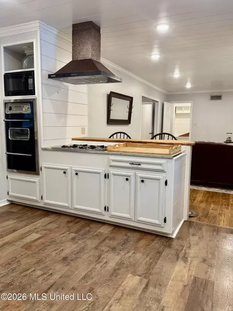 Kitchen - 30 Oakhurst Dr, Natchez, MS 39120 photo 2 of 16