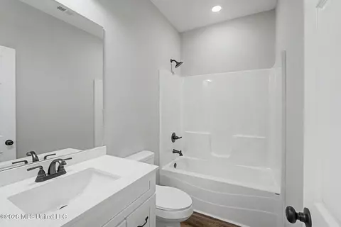 Bath - 530 Cherry Tree Ln, Coldwater, MS 38618 photo 3 of 3