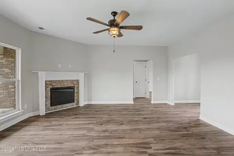 Living - 530 Cherry Tree Ln, Coldwater, MS 38618 photo 3 of 4