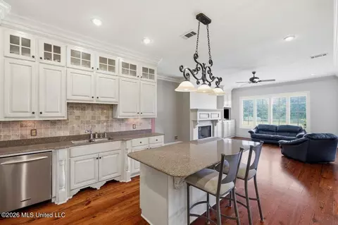 Kitchen - 553 Twin Cedars Dr, Madison, MS 39110 photo 4 of 4