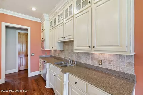 Kitchen - 553 Twin Cedars Dr, Madison, MS 39110 photo 2 of 4