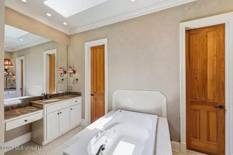 Bath - 553 Twin Cedars Dr, Madison, MS 39110 photo 2 of 7