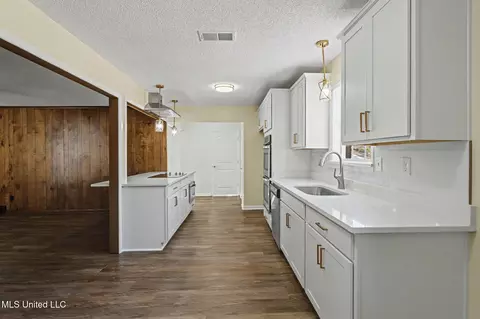 Kitchen - 4490 S Big Horn Dr, Nesbit, MS 38651 photo 2 of 3
