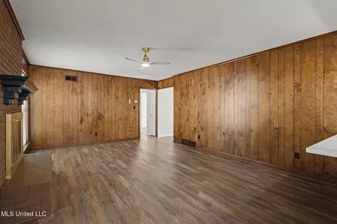 Living - 4490 S Big Horn Dr, Nesbit, MS 38651 photo 2 of 4