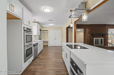 Kitchen - 4490 S Big Horn Dr, Nesbit, MS 38651 photo 3 of 3