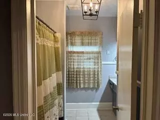 Entry Way - 4322 Manhattan Rd, Jackson, MS 39206 photo 1 of 3