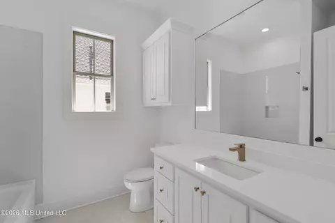 Bath - 124 Mission Park Dr, Madison, MS 39110 photo 3 of 4