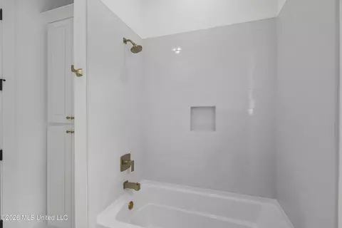 Bath - 124 Mission Park Dr, Madison, MS 39110 photo 4 of 4