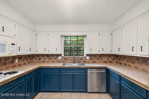 Kitchen - 44 Sunline Ct, Brandon, MS 39042 photo 2 of 2