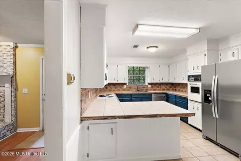 Kitchen - 44 Sunline Ct, Brandon, MS 39042 photo 1 of 2
