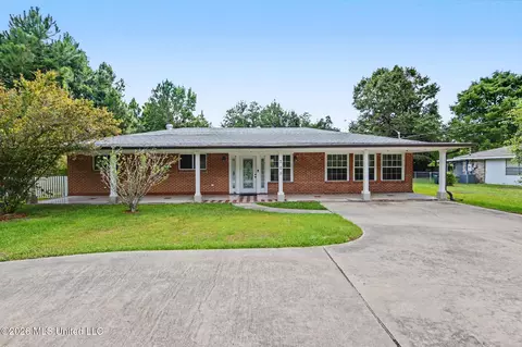 705 Saint Joseph St, Waveland, MS 39576