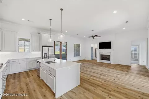 Living - 615 Crossvine Rdg, Madison, MS 39110 photo 5 of 5