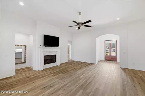 Living - 615 Crossvine Rdg, Madison, MS 39110 photo 2 of 5