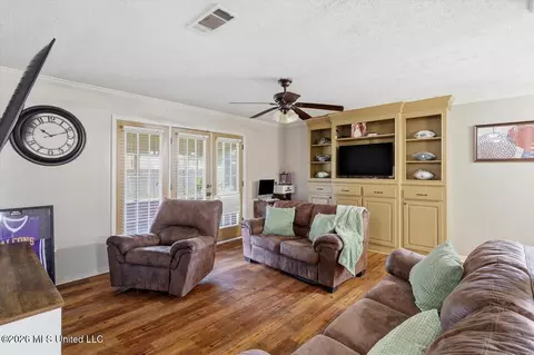 Living - 2805 Pine Circle Dr, Pearl, MS 39208 photo 1 of 3
