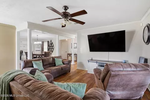 Living - 2805 Pine Circle Dr, Pearl, MS 39208 photo 2 of 3