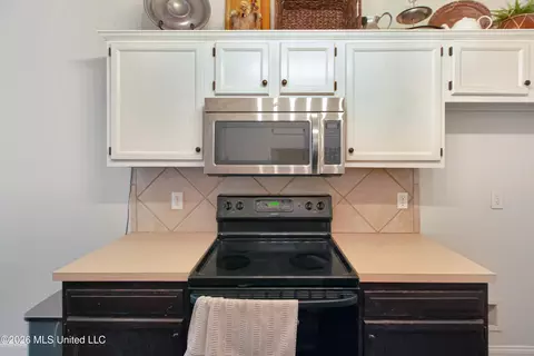 Kitchen - 201 Edgewater Branch Dr, Brandon, MS 39042 photo 3 of 5