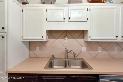 Kitchen - 201 Edgewater Branch Dr, Brandon, MS 39042 photo 4 of 5